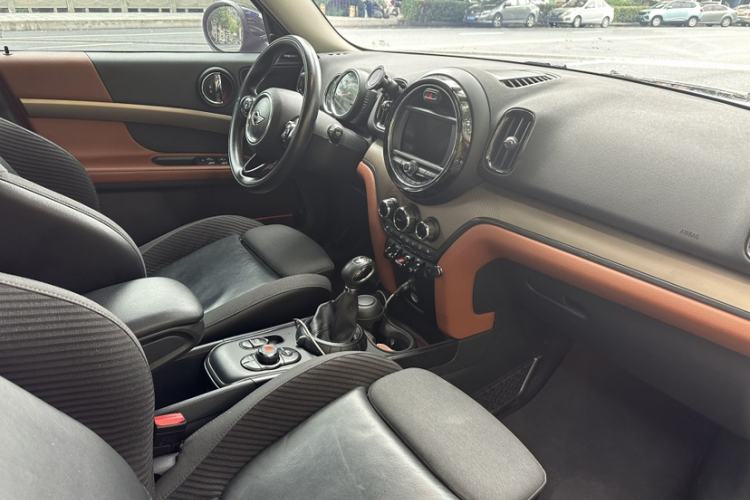 Used MINI Countryman 2017 1.5T COOPER ALL4 Traveler Interior 1