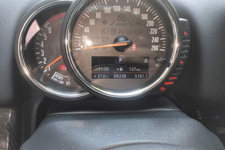 Used MINI Countryman 2017 2.0T COOPER S ALL4 Traveler Odometer Close Up