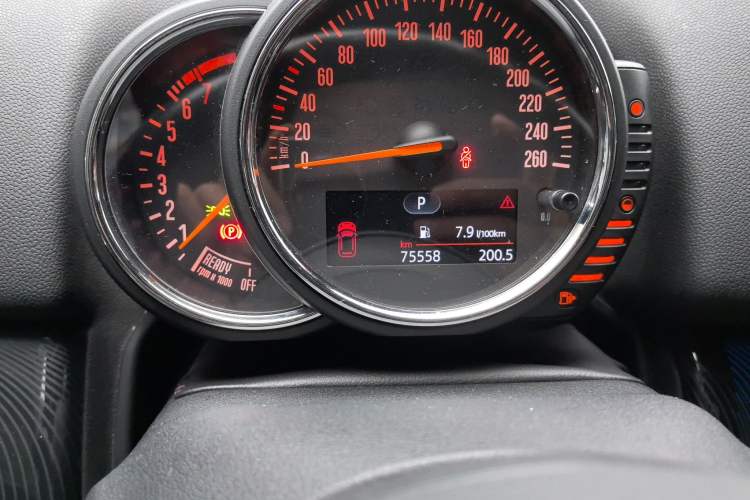 Used MINI Countryman 2017 2.0T COOPER S ALL4 Traveler Odometer Close Up