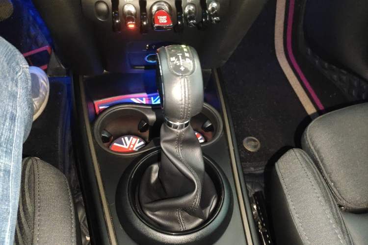 Used MINI Countryman 2018 1.5T COOPER ALL4 Classic Edition Gear Lever