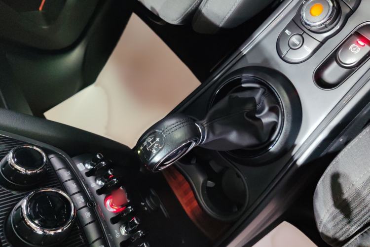Used MINI Countryman 2018 1.5T COOPER Artist Gear Lever
