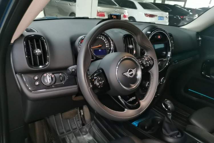 Used MINI Countryman 2018 1.5T COOPER ALL4 Artist Center Console