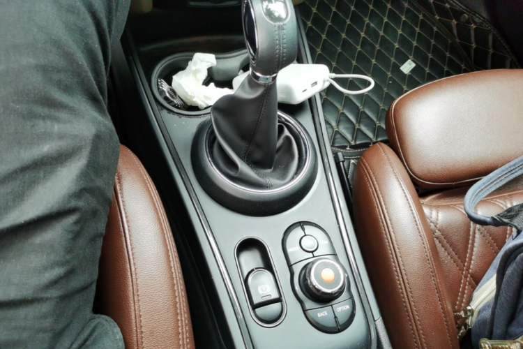 Used MINI Countryman 2018 1.5T COOPER Artist Gear Lever