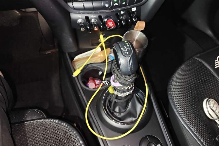 Used MINI Countryman 2018 1.5T COOPER ALL4 Artist Gear Lever
