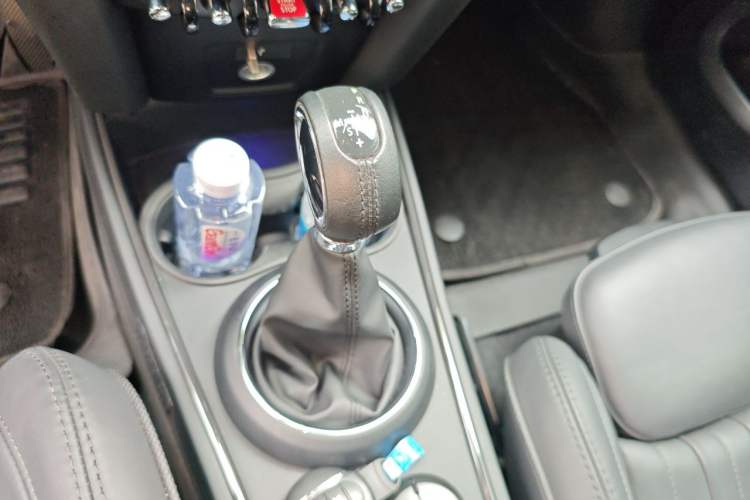 Used MINI Countryman 2018 2.0T COOPER S ALL4 Artist Gear Lever