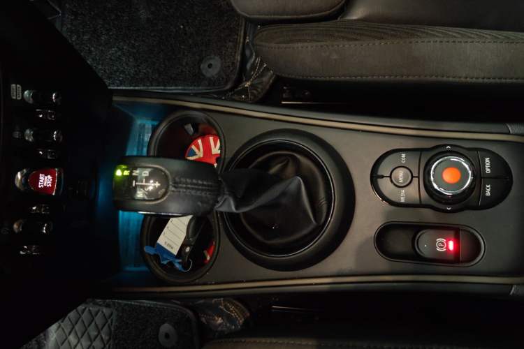Used MINI Countryman 2018 1.5T COOPER ALL4 Classic Edition Gear Lever