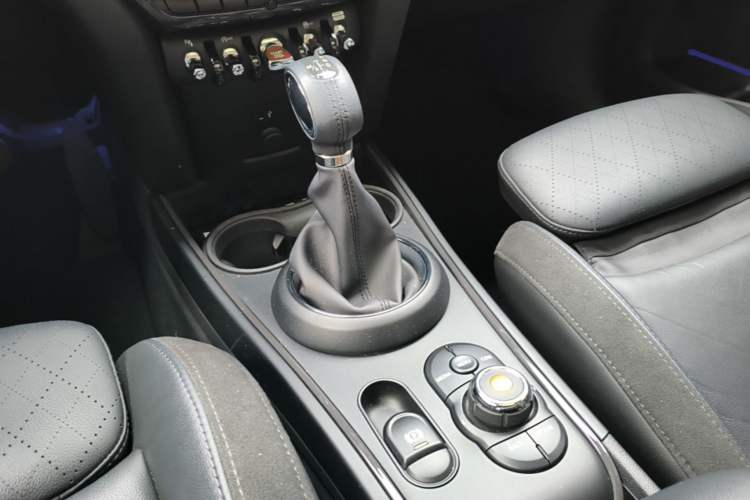 Used MINI Countryman 2018 1.5T COOPER ALL4 Artist Gear Lever