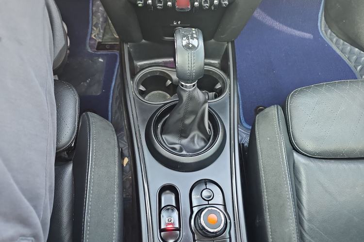 Used MINI Countryman 2018 1.5T COOPER ALL4 Artist Gear Lever