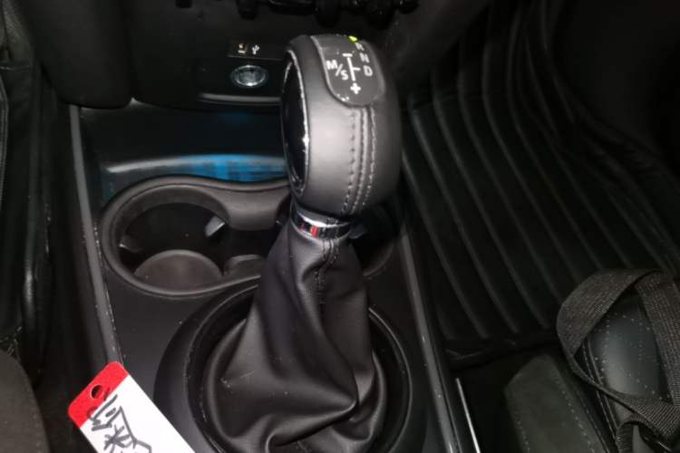 Used MINI Countryman 2018 1.5T COOPER ALL4 Artist Gear Lever