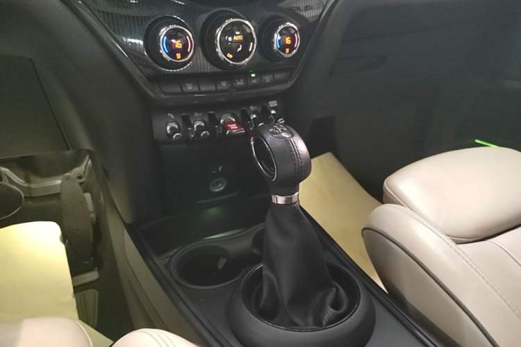 Used MINI Countryman 2018 2.0T COOPER S ALL4 Artist Gear Lever