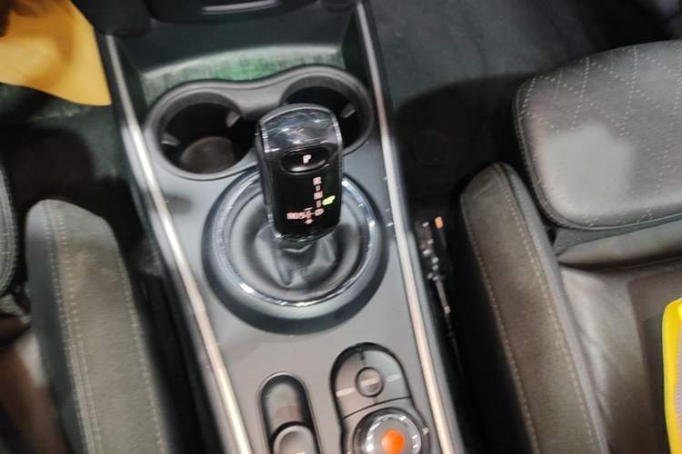 Used MINI Countryman 2018 1.5T COOPER ALL4 Artist Gear Lever