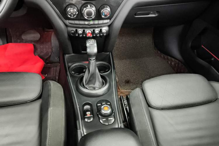 Used MINI Countryman 2018 1.5T COOPER ALL4 Artist Gear Lever