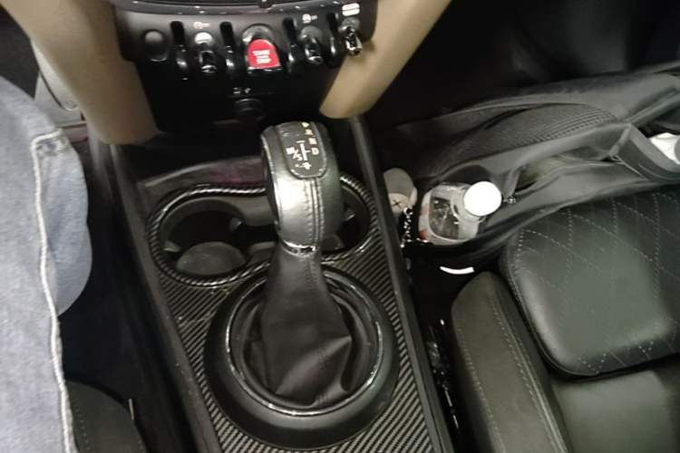 Used MINI Countryman 2018 1.5T COOPER ALL4 Artist Gear Lever