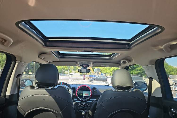 Used MINI Countryman 2018 1.5T COOPER ALL4 Artist Interior 3