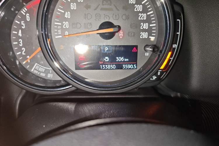 Used MINI Countryman 2018 1.5T COOPER ALL4 Artist Odometer Close Up