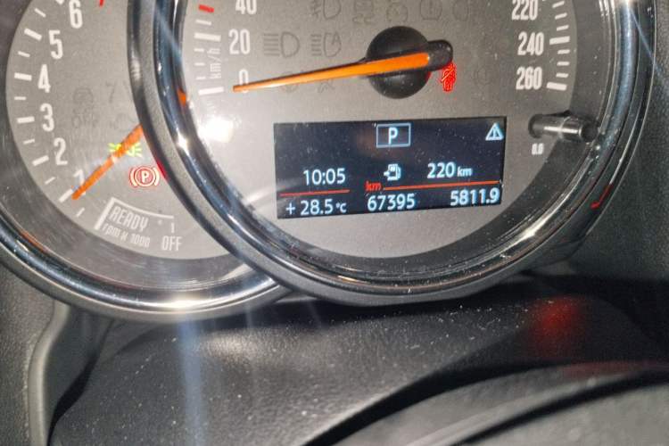 Used MINI Countryman 2018 2.0T COOPER S ALL4 Artist Odometer Close Up