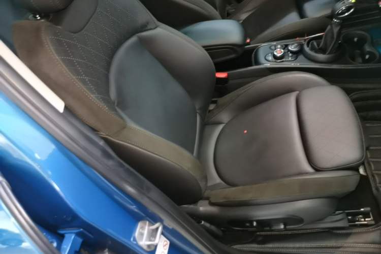 Used MINI Countryman 2018 1.5T COOPER ALL4 Artist Right Front Seat