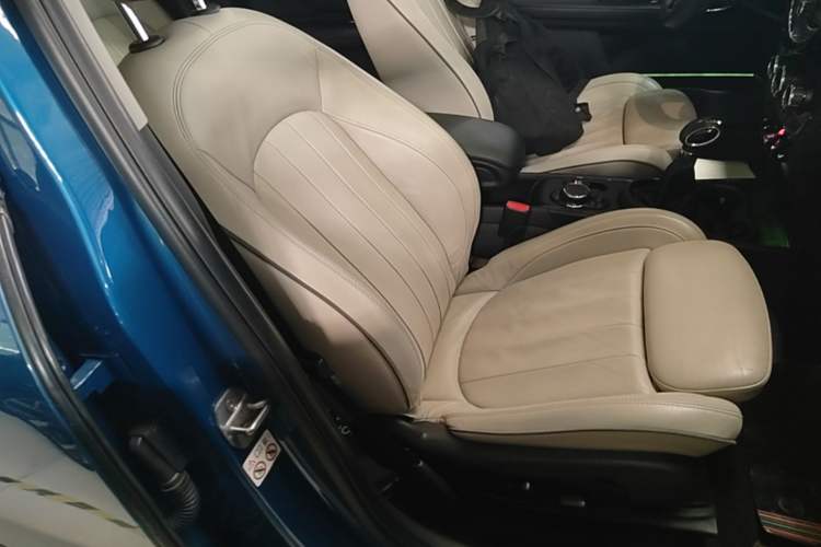 Used MINI Countryman 2018 2.0T COOPER S ALL4 Artist Right Front Seat