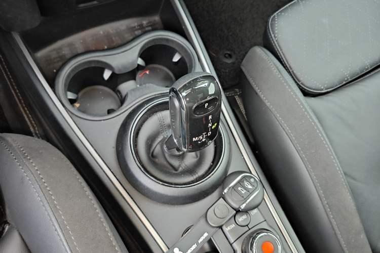 Used MINI Countryman 2018 1.5T COOPER ALL4 Artist Gear Lever