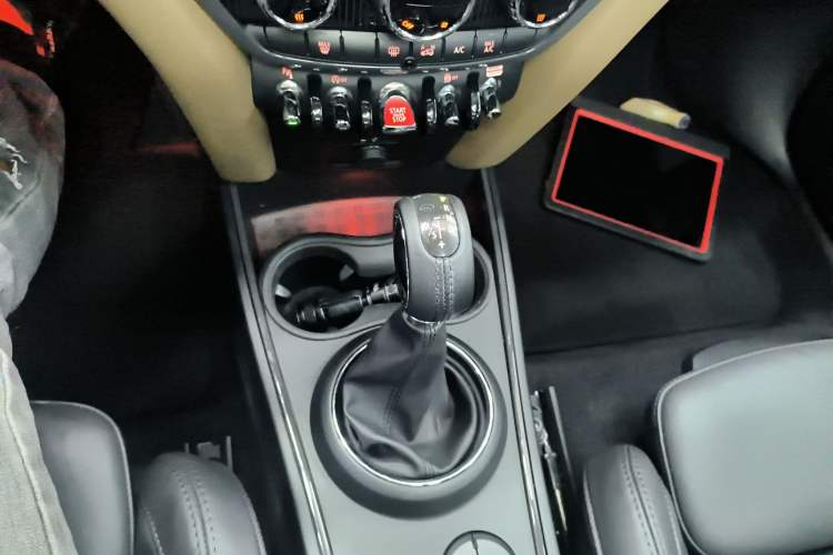 Used MINI Countryman 2018 2.0T COOPER S ALL4 Artist Gear Lever