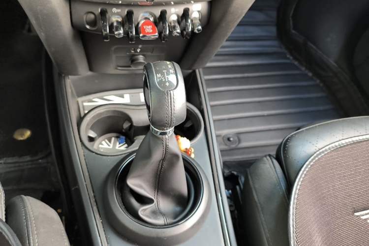 Used MINI Countryman 2018 1.5T COOPER ALL4 Artist Gear Lever