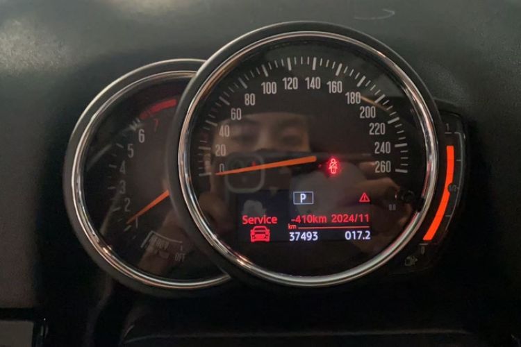 Used MINI Countryman 2018 1.5T COOPER Special Edition Odometer Close Up