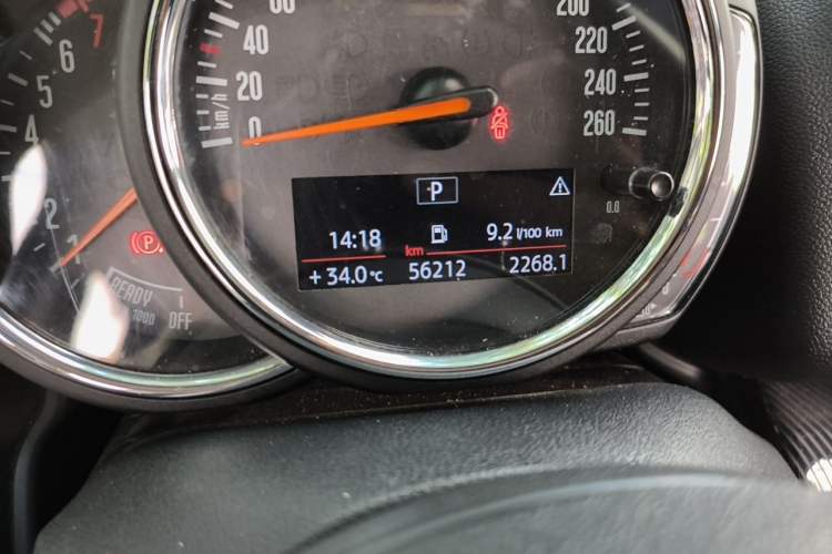 Used MINI Countryman 2018 1.5T COOPER ALL4 Artist Odometer Close Up