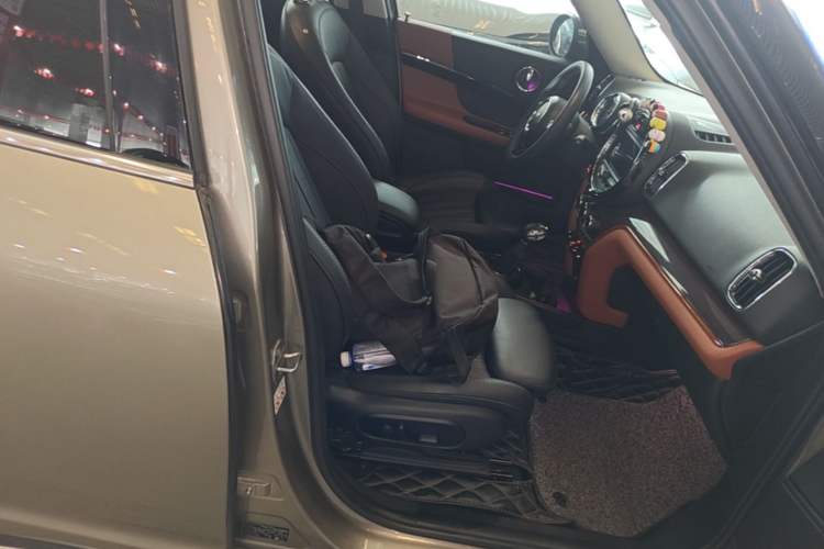 Used MINI Countryman 2018 2.0T COOPER S ALL4 Artist Right Front Seat