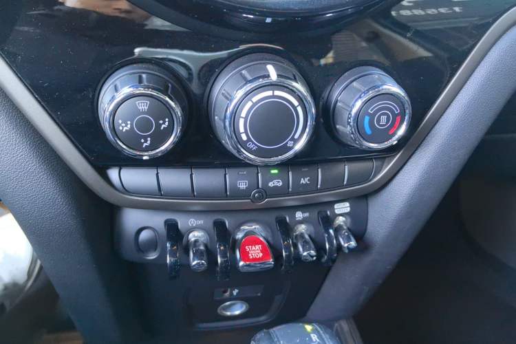 Used MINI Countryman 2018 1.5T COOPER ALL4 Classic Edition Audio And AC Panel