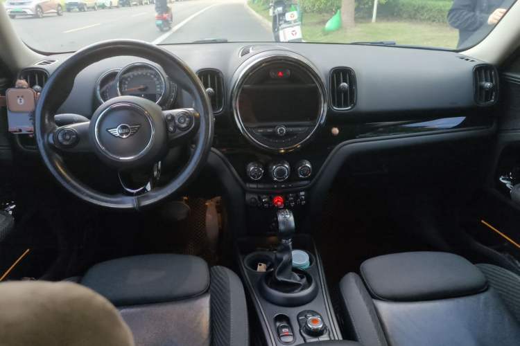 Used MINI Countryman 2018 1.5T COOPER ALL4 Classic Edition Center Console
