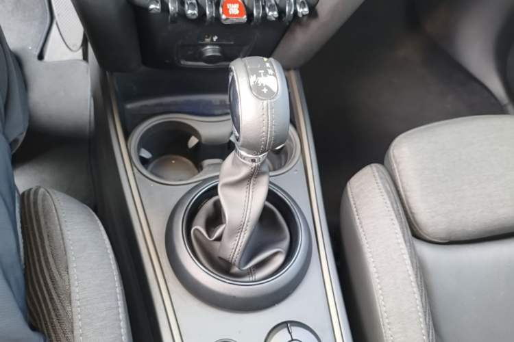 Used MINI Countryman 2018 1.5T COOPER ALL4 Classic Edition Gear Lever