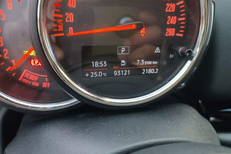 Used MINI Countryman 2018 1.5T COOPER ALL4 Classic Edition Odometer Close Up