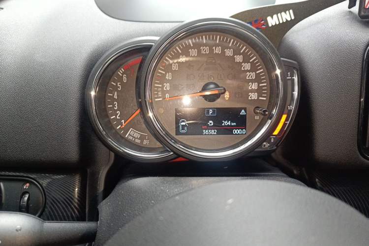 Used MINI Countryman 2018 2.0T COOPER S ALL4 Artist Odometer Close Up