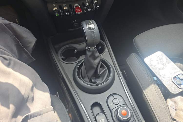 Used MINI Countryman 2018 1.5T COOPER Artist Gear Lever