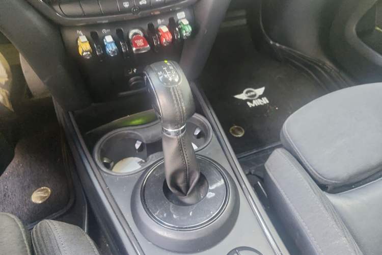 Used MINI Countryman 2018 1.5T COOPER Artist Gear Lever