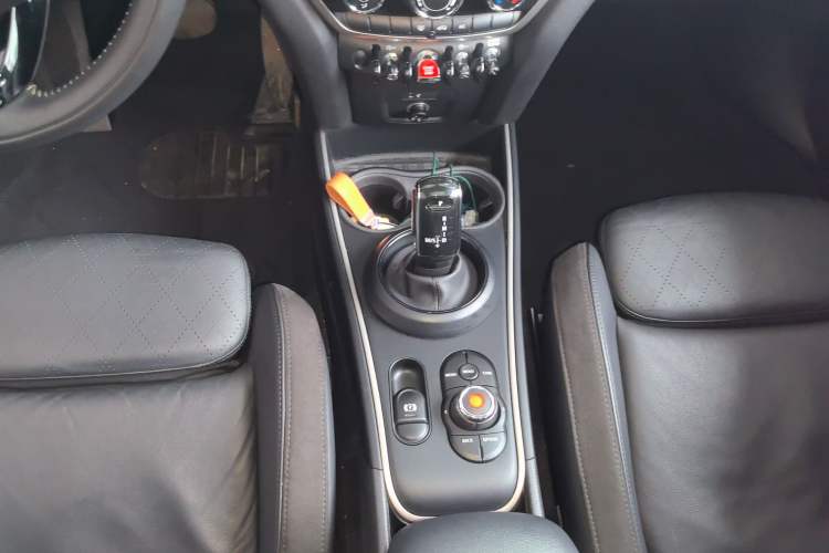 Used MINI Countryman 2018 1.5T COOPER ALL4 Artist Gear Lever