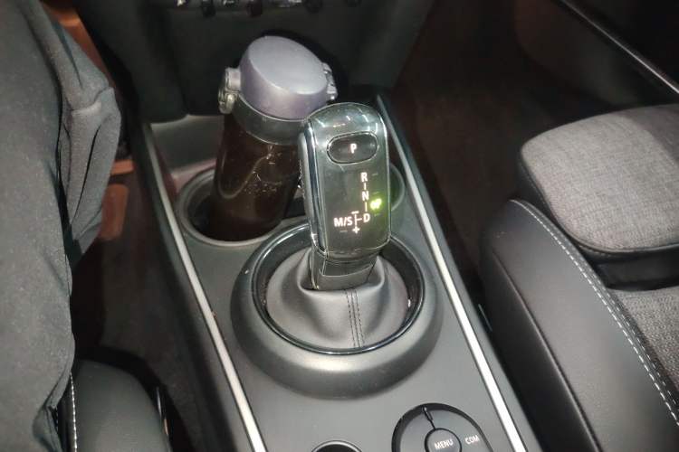 Used MINI Countryman 2018 1.5T COOPER Artist Gear Lever