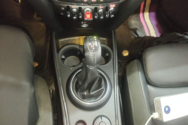 Used MINI Countryman 2018 1.5T COOPER ALL4 Artist Gear Lever