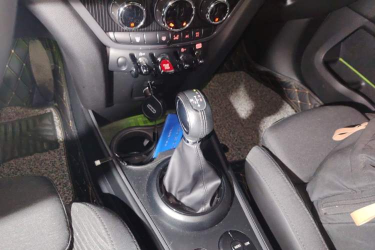 Used MINI Countryman 2018 1.5T COOPER Artist Gear Lever
