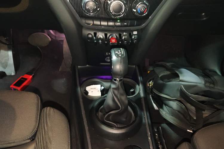 Used MINI Countryman 2018 1.5T COOPER Artist Gear Lever
