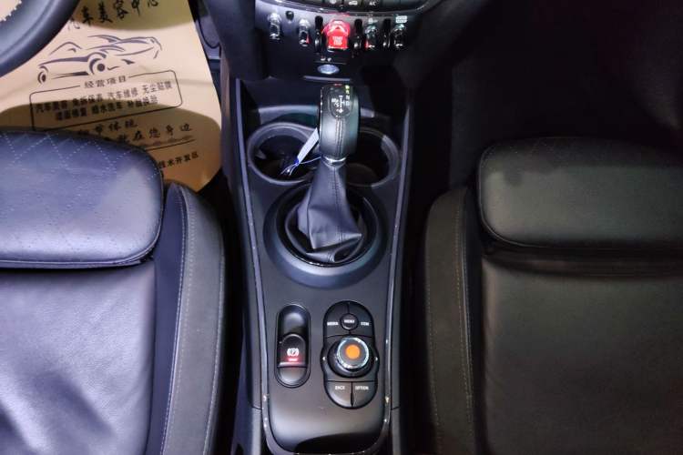 Used MINI Countryman 2018 1.5T COOPER ALL4 Artist Gear Lever