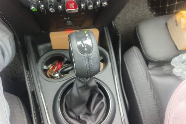 Used MINI Countryman 2018 1.5T COOPER Artist Gear Lever