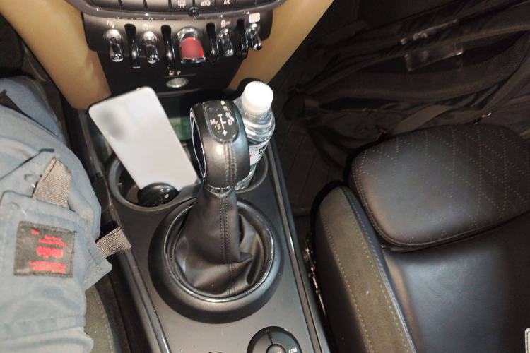 Used MINI Countryman 2018 1.5T COOPER ALL4 Artist Gear Lever