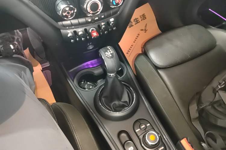 Used MINI Countryman 2018 1.5T COOPER ALL4 Artist Gear Lever