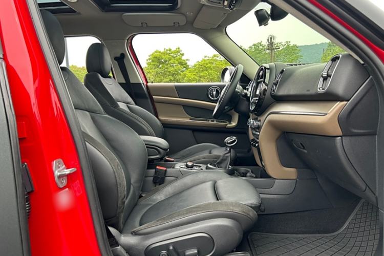 Used MINI Countryman 2018 1.5T COOPER ALL4 Artist Interior 4