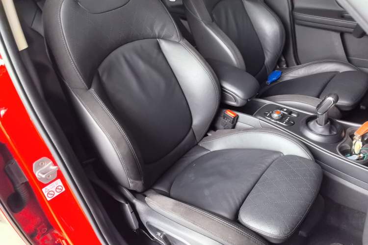 Used MINI Countryman 2018 1.5T COOPER ALL4 Artist Right Front Seat
