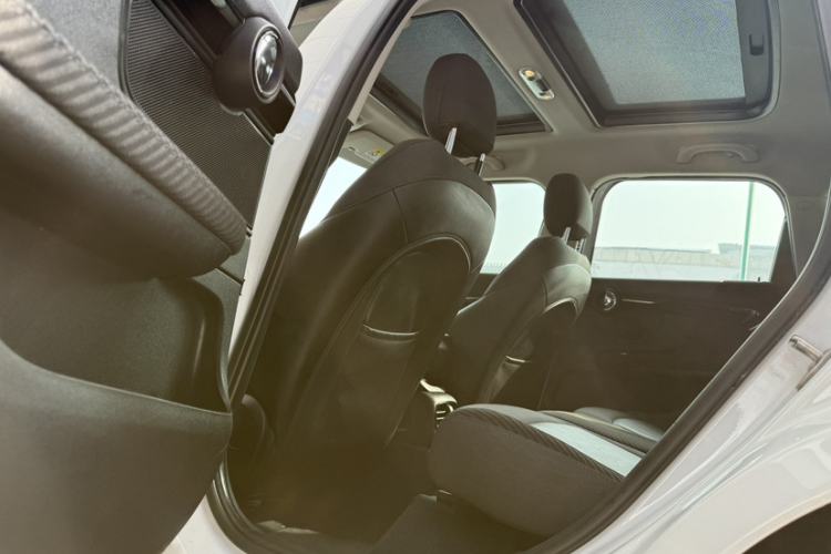 Used MINI Countryman 2018 1.5T COOPER ALL4 Classic Edition Interior 2