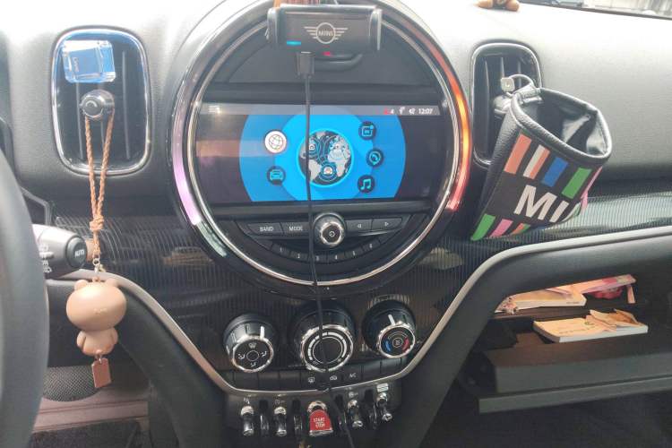 Used MINI Countryman 2019 1.5T COOPER ALL4 Artist Weekend Travel Edition Audio And AC Panel