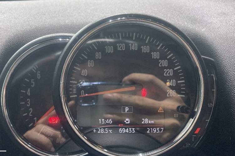 Used MINI Countryman 2019 2.0T COOPER S ALL4 Artist Odometer Close Up
