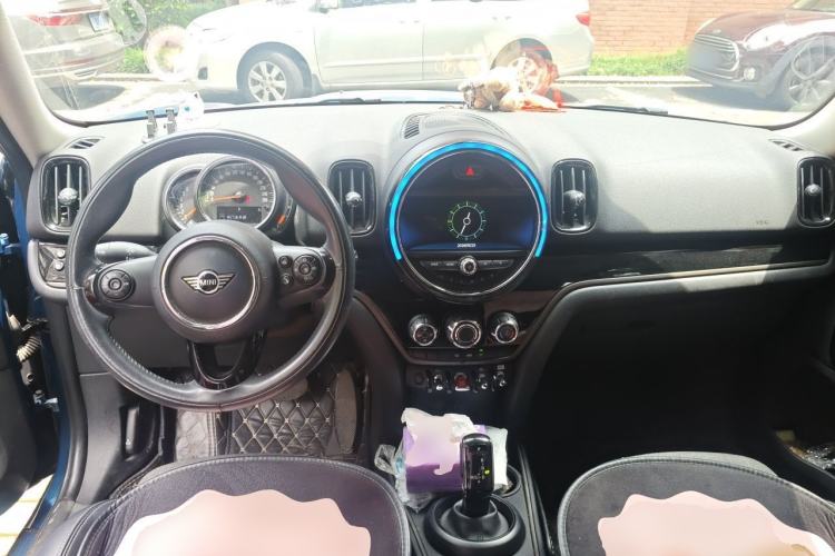 Used MINI Countryman 2019 1.5T COOPER ALL4 Classic Weekend Travel Edition Center Console